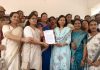 गॅस सिलेंडरच्या मागणीसाठी शेकडो काँग्रेसच्या महिला उतरल्या रस्त्यावर, निदर्शन व धरणे आंदोलन