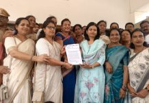 गॅस सिलेंडरच्या मागणीसाठी शेकडो काँग्रेसच्या महिला उतरल्या रस्त्यावर, निदर्शन व धरणे आंदोलन