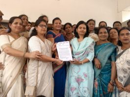 गॅस सिलेंडरच्या मागणीसाठी शेकडो काँग्रेसच्या महिला उतरल्या रस्त्यावर, निदर्शन व धरणे आंदोलन