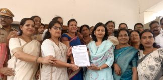 गॅस सिलेंडरच्या मागणीसाठी शेकडो काँग्रेसच्या महिला उतरल्या रस्त्यावर, निदर्शन व धरणे आंदोलन