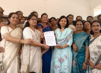 गॅस सिलेंडरच्या मागणीसाठी शेकडो काँग्रेसच्या महिला उतरल्या रस्त्यावर, निदर्शन व धरणे आंदोलन