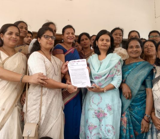 गॅस सिलेंडरच्या मागणीसाठी शेकडो काँग्रेसच्या महिला उतरल्या रस्त्यावर, निदर्शन व धरणे आंदोलन